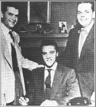 Sam Phillips, Elvis und Bob Neal bei der Vertragsunterzeichnung