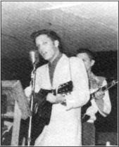 Elvis bei einem Auftritt im Eagle's Nest